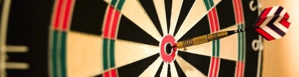 dart_in_bulls_eye_on_dart_board_42-18981493
